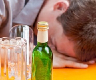 Почему многие мужчины склонны к алкогольной зависимости?