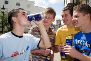Пивной алкоголизм у подростков. Из-за пива человек может стать алкоголиком в весьма раннем возрасте. Подростковый пивной алкоголизм.