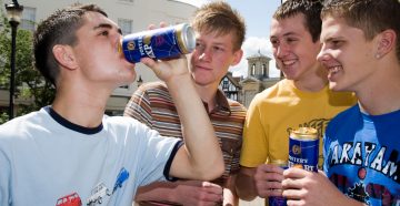 Пивной алкоголизм у подростков. Из-за пива человек может стать алкоголиком в весьма раннем возрасте. Подростковый пивной алкоголизм.